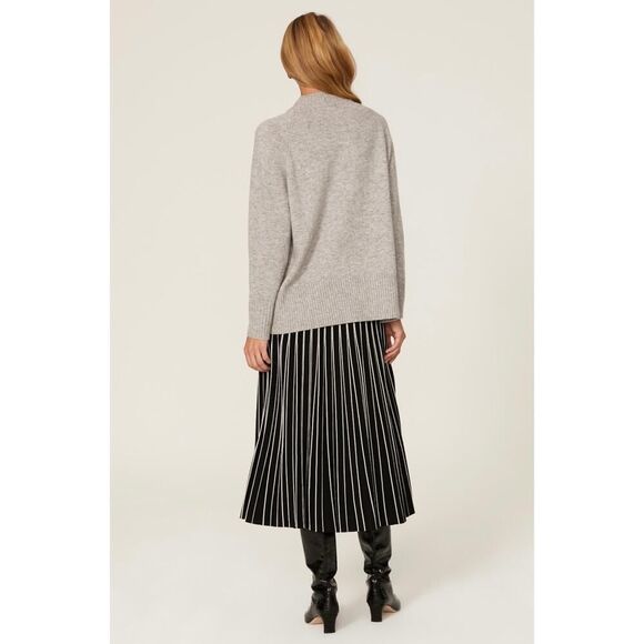 Victor Alfaro
Grey Mesh Front Sweater 💝 - Picture 2 of 11